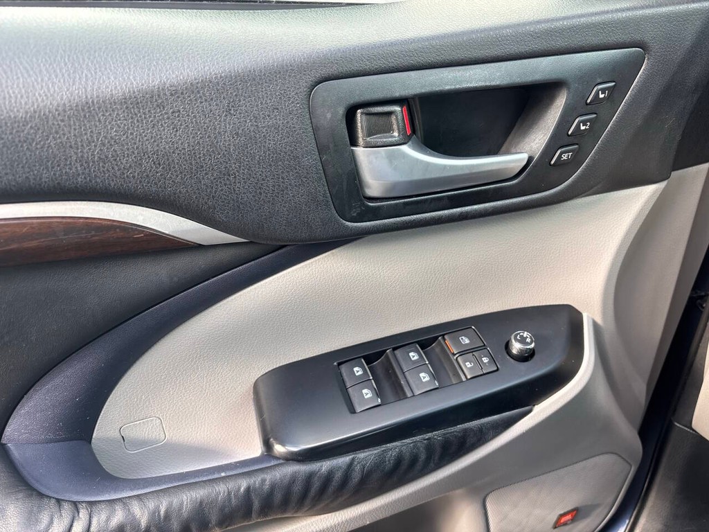 Toyota Highlander Vehicle Full-screen Gallery Image 30