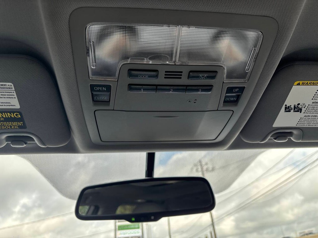 Toyota Highlander Vehicle Full-screen Gallery Image 31