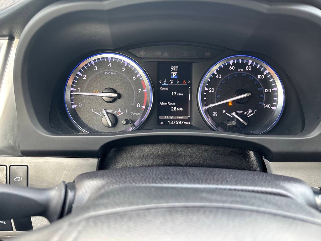 Toyota Highlander Vehicle Full-screen Gallery Image 33