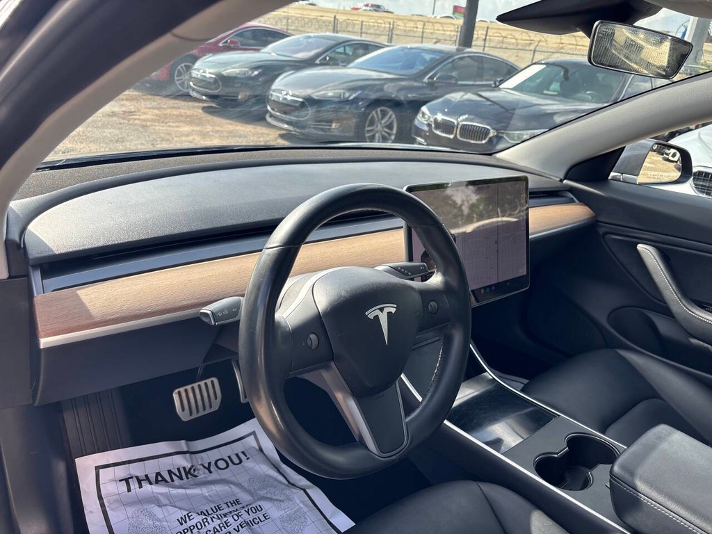 Tesla Model 3 Vehicle Full-screen Gallery Image 08