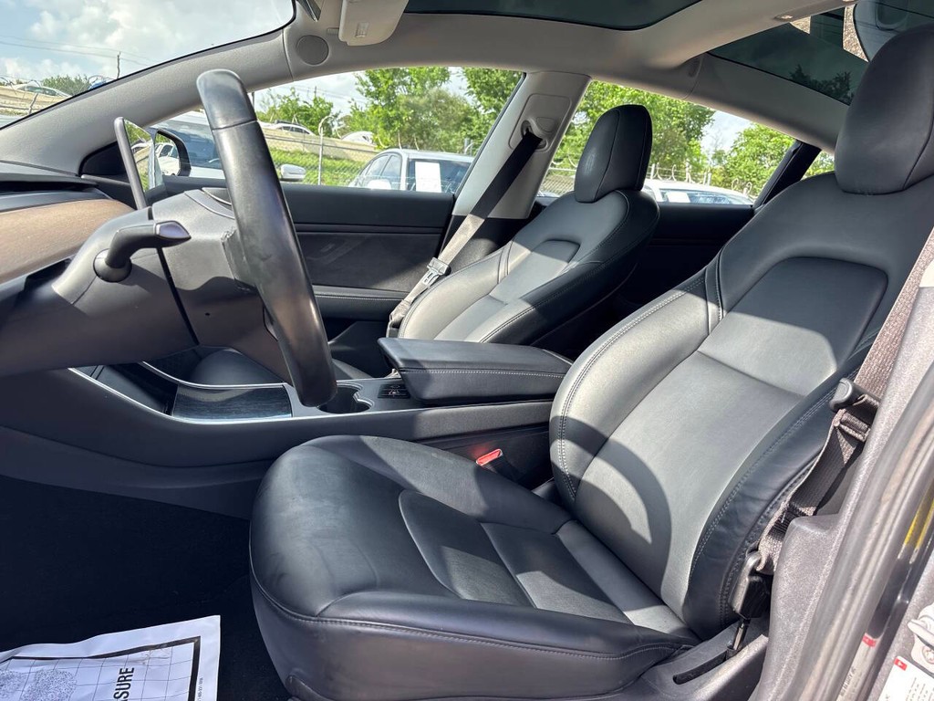 Tesla Model 3 Vehicle Full-screen Gallery Image 09