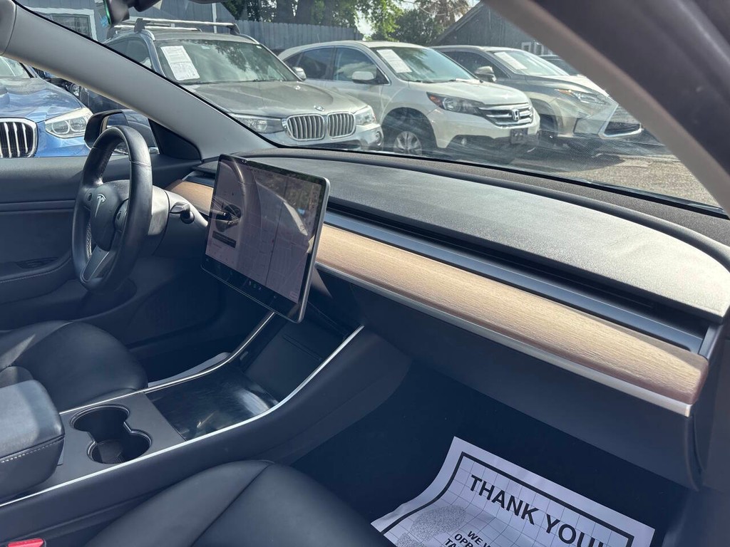 Tesla Model 3 Vehicle Full-screen Gallery Image 10