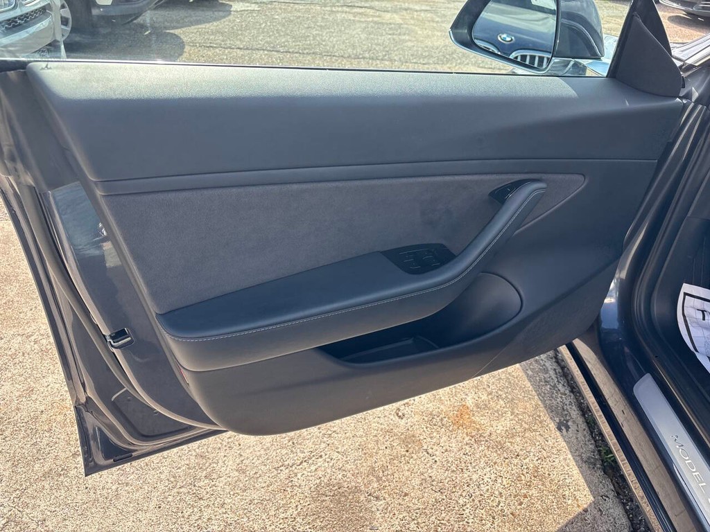 Tesla Model 3 Vehicle Full-screen Gallery Image 11