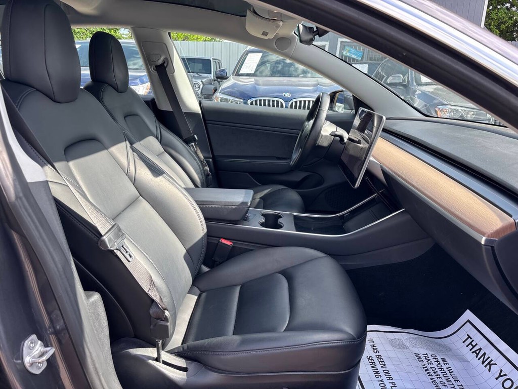 Tesla Model 3 Vehicle Full-screen Gallery Image 12