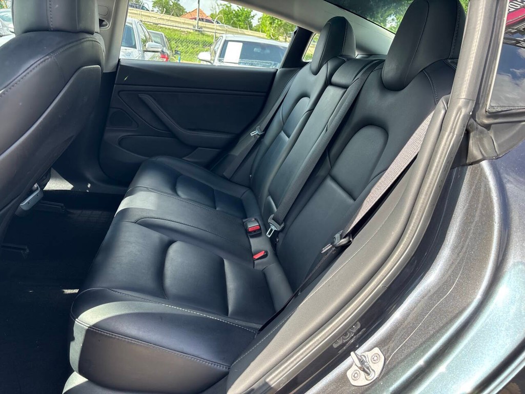 Tesla Model 3 Vehicle Full-screen Gallery Image 13