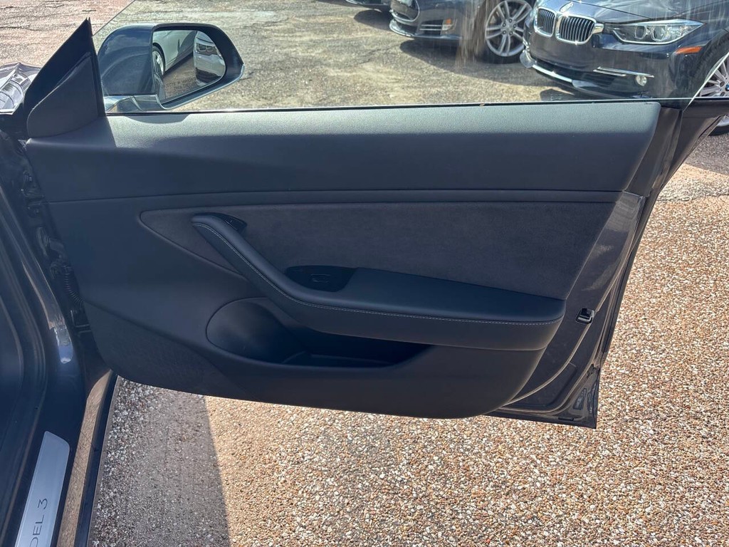 Tesla Model 3 Vehicle Full-screen Gallery Image 14