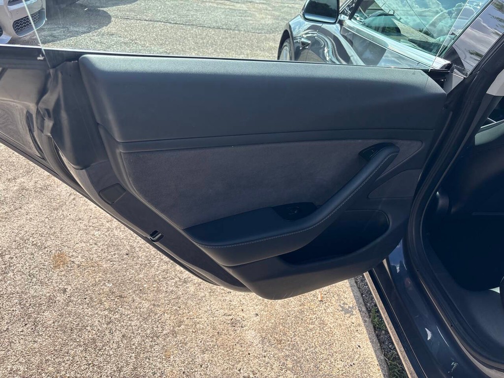 Tesla Model 3 Vehicle Full-screen Gallery Image 15