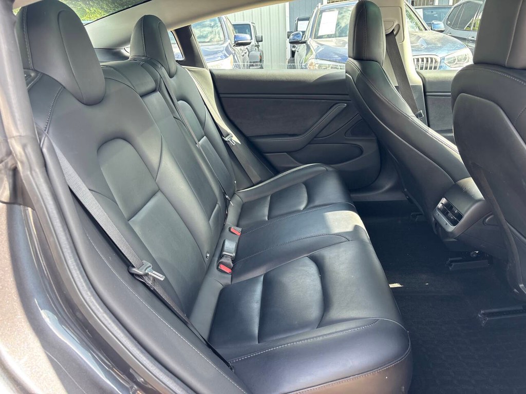 Tesla Model 3 Vehicle Full-screen Gallery Image 16