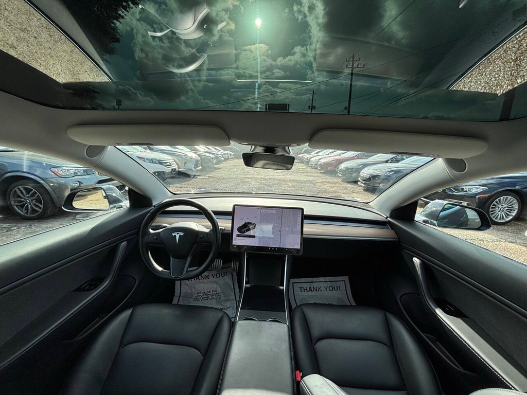 Tesla Model 3 Vehicle Full-screen Gallery Image 17