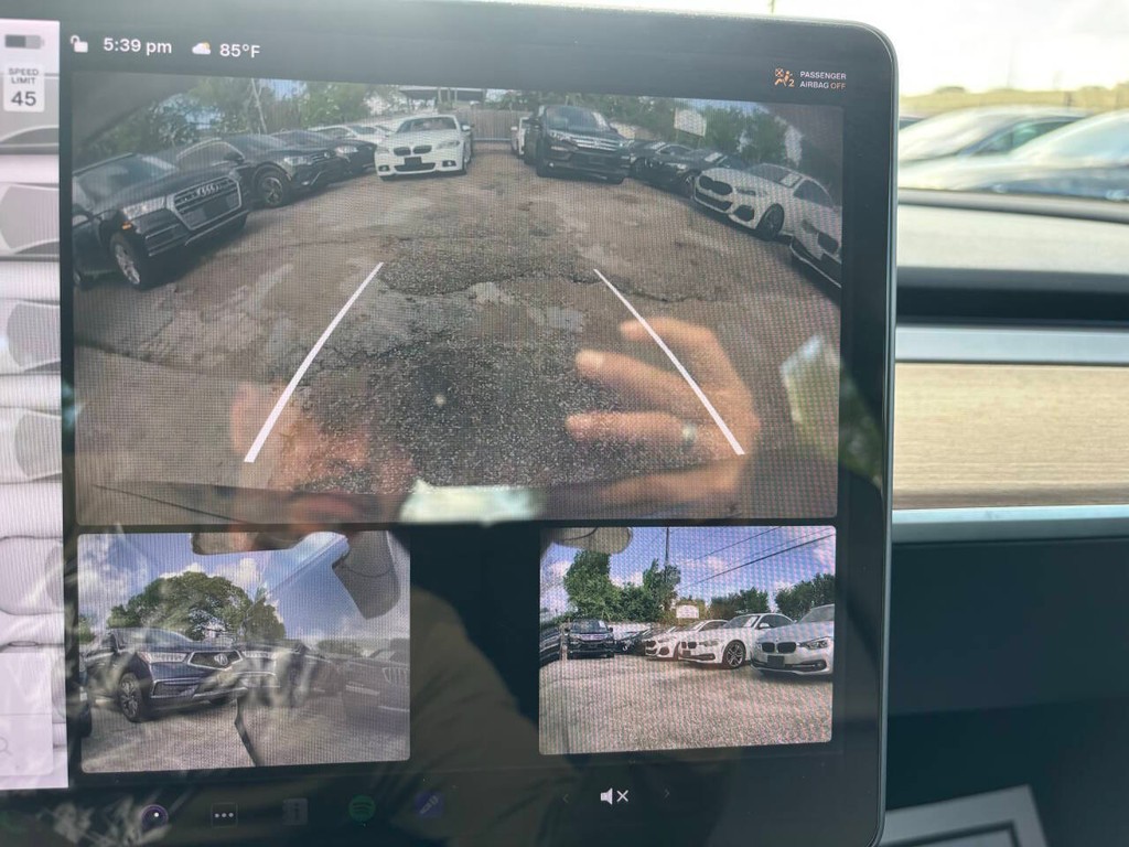 Tesla Model 3 Vehicle Full-screen Gallery Image 20