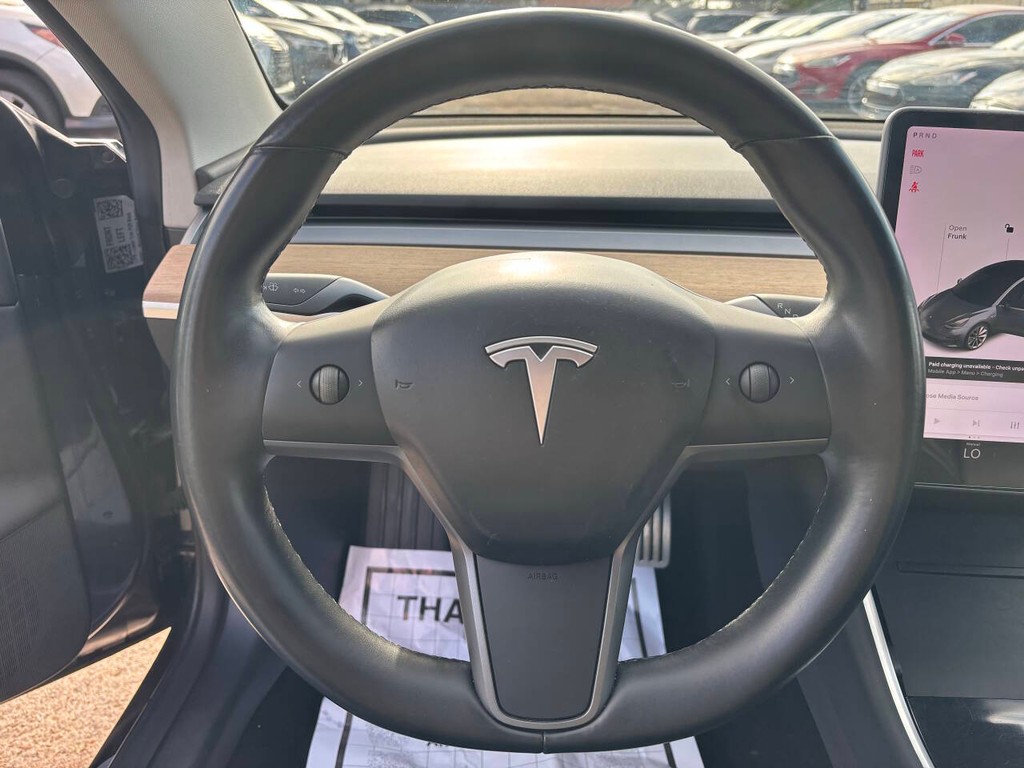 Tesla Model 3 Vehicle Full-screen Gallery Image 21