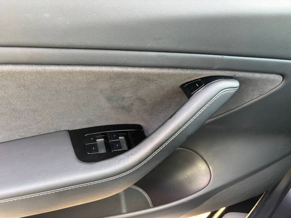 Tesla Model 3 Vehicle Full-screen Gallery Image 24