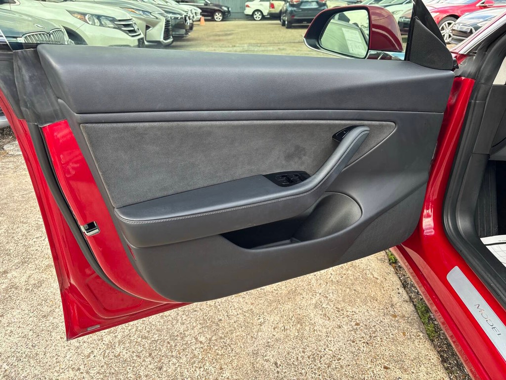 Tesla Model 3 Vehicle Full-screen Gallery Image 09