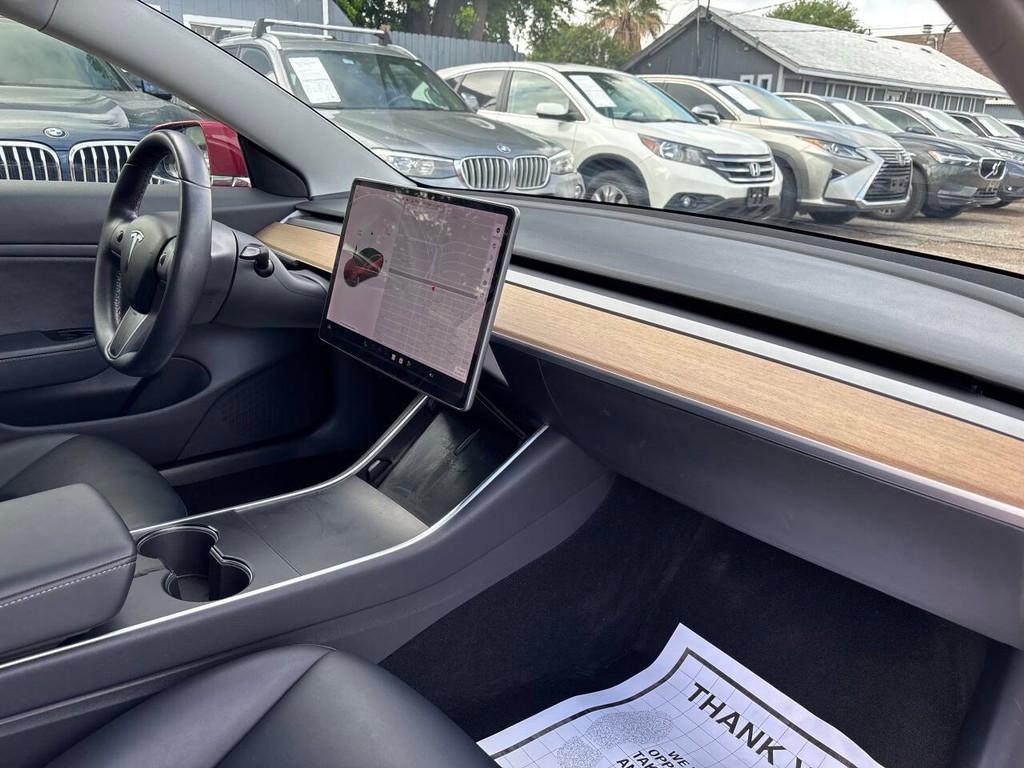 Tesla Model 3 Vehicle Full-screen Gallery Image 10