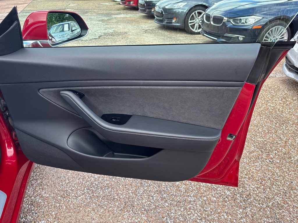 Tesla Model 3 Vehicle Full-screen Gallery Image 12