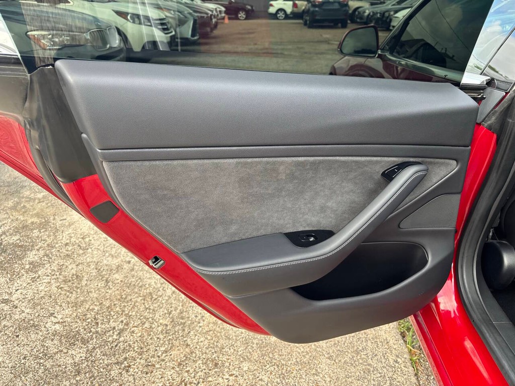 Tesla Model 3 Vehicle Full-screen Gallery Image 14