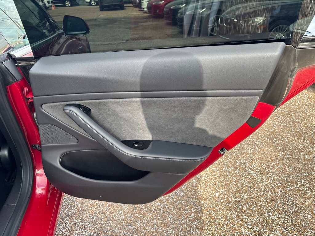 Tesla Model 3 Vehicle Full-screen Gallery Image 16