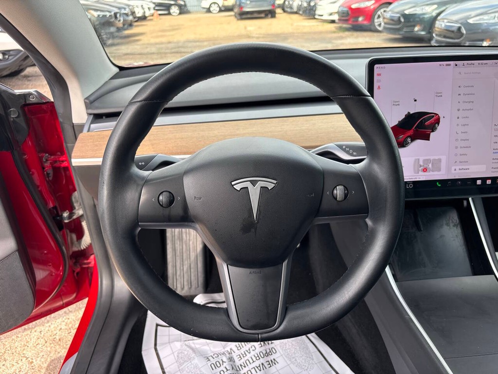 Tesla Model 3 Vehicle Full-screen Gallery Image 23