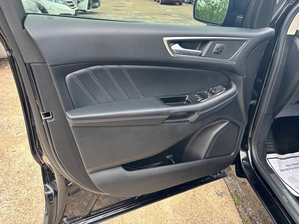 Ford Edge Vehicle Full-screen Gallery Image 10