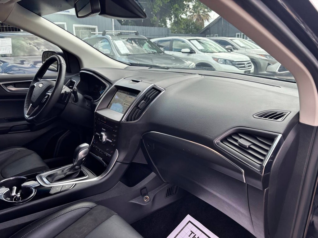 Ford Edge Vehicle Full-screen Gallery Image 11