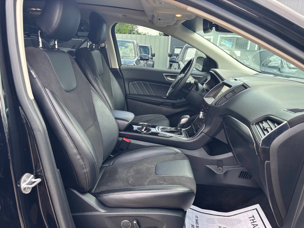 Ford Edge Vehicle Full-screen Gallery Image 12