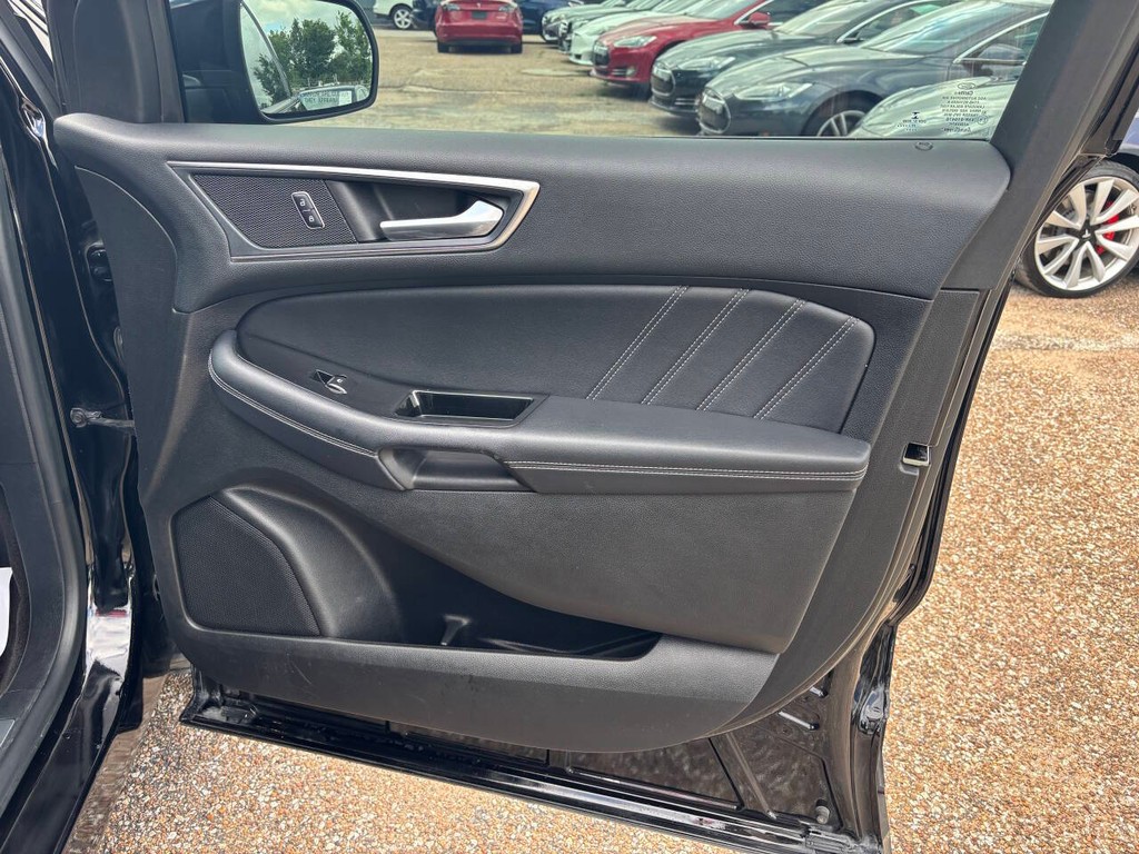 Ford Edge Vehicle Full-screen Gallery Image 13