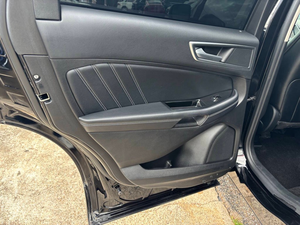 Ford Edge Vehicle Full-screen Gallery Image 15