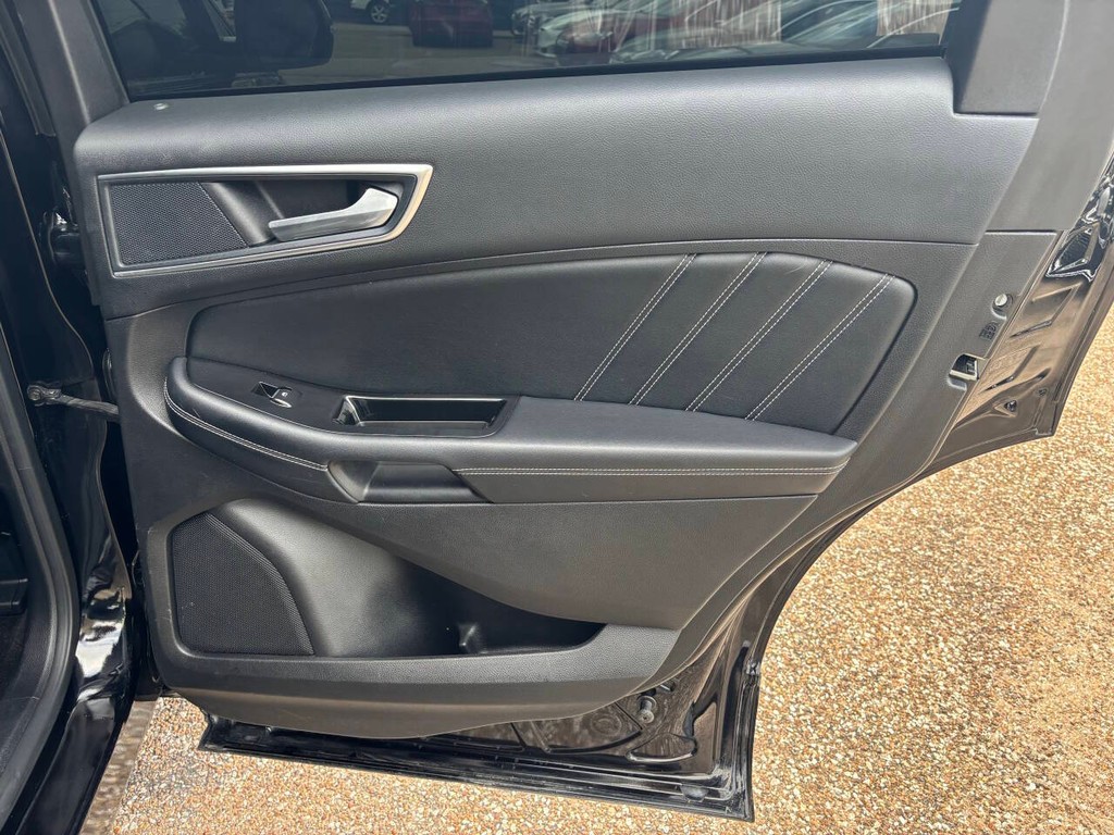 Ford Edge Vehicle Full-screen Gallery Image 17