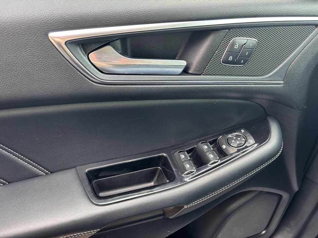 Ford Edge Vehicle Full-screen Gallery Image 28