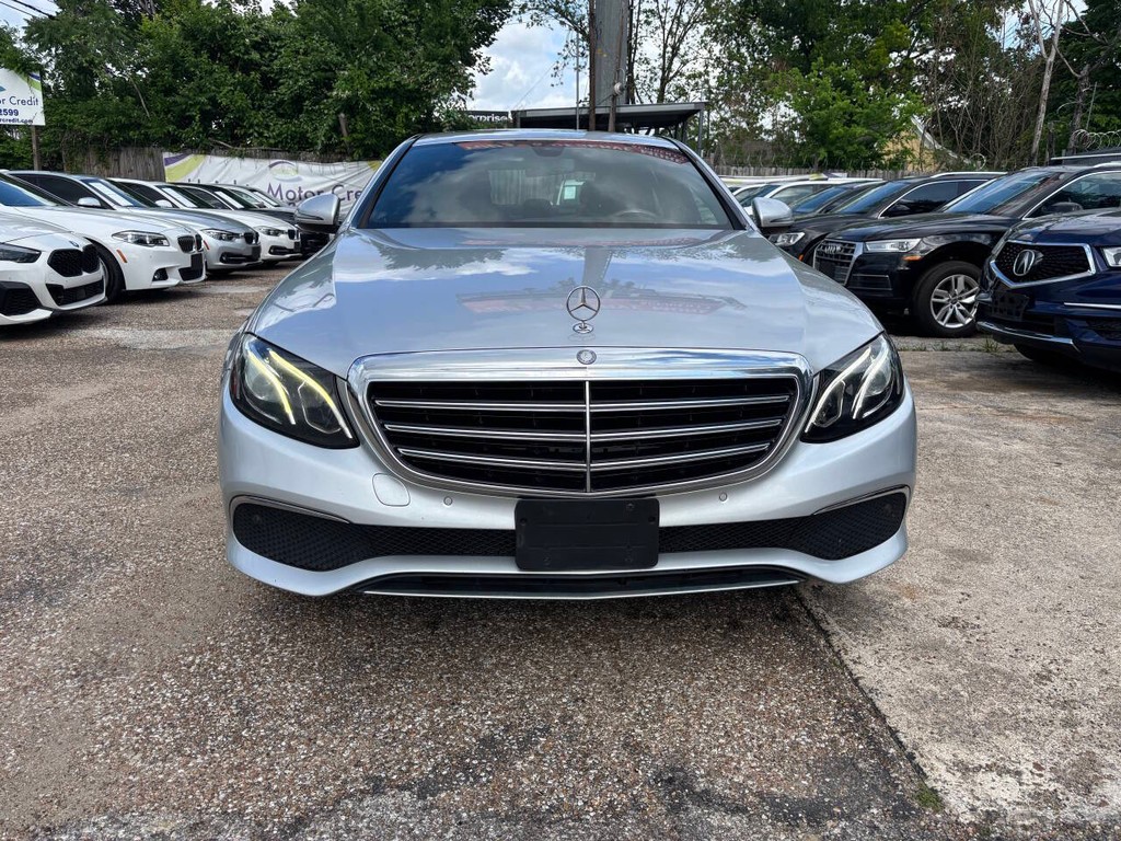 Mercedes-Benz E-Class Vehicle Full-screen Gallery Image 02