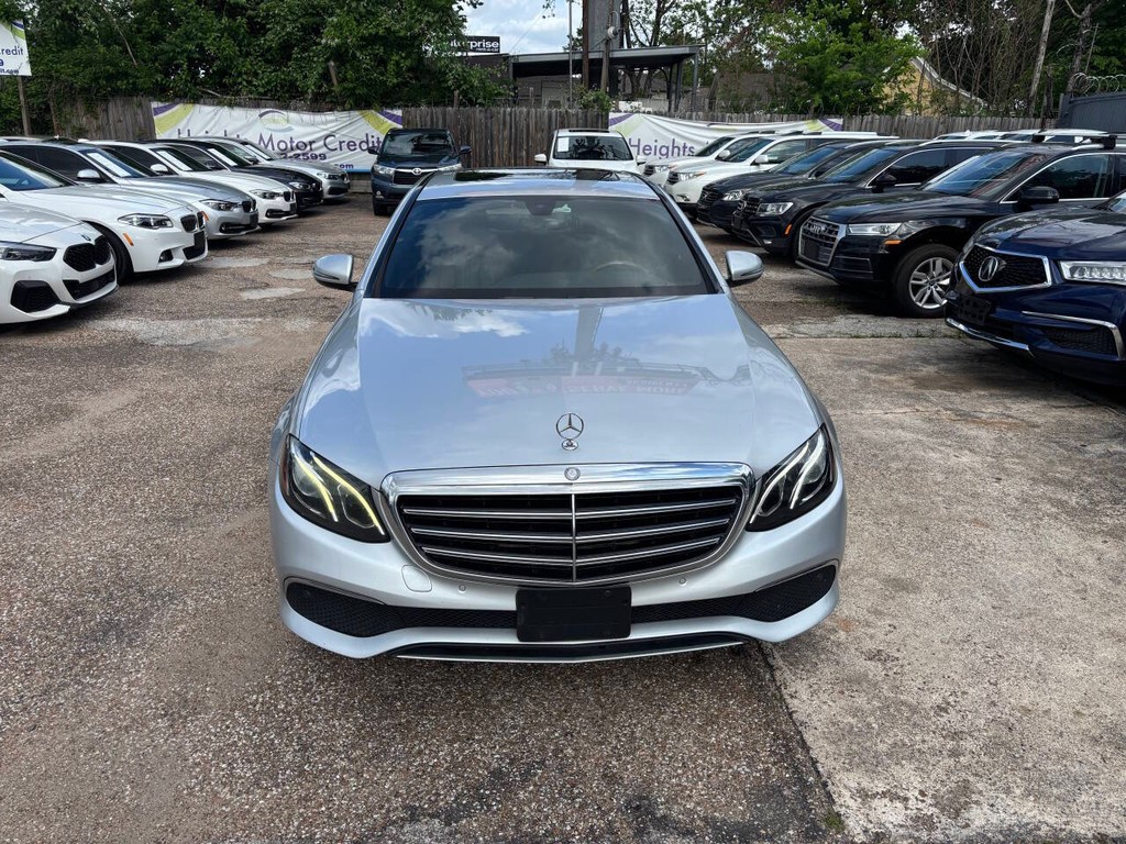 Mercedes-Benz E-Class Vehicle Full-screen Gallery Image 03