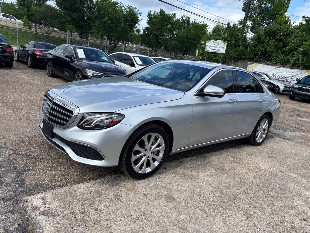 Mercedes-Benz E-Class Vehicle Full-screen Gallery Image 04