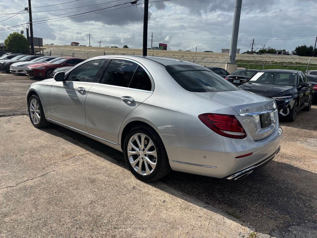 Mercedes-Benz E-Class Vehicle Full-screen Gallery Image 05
