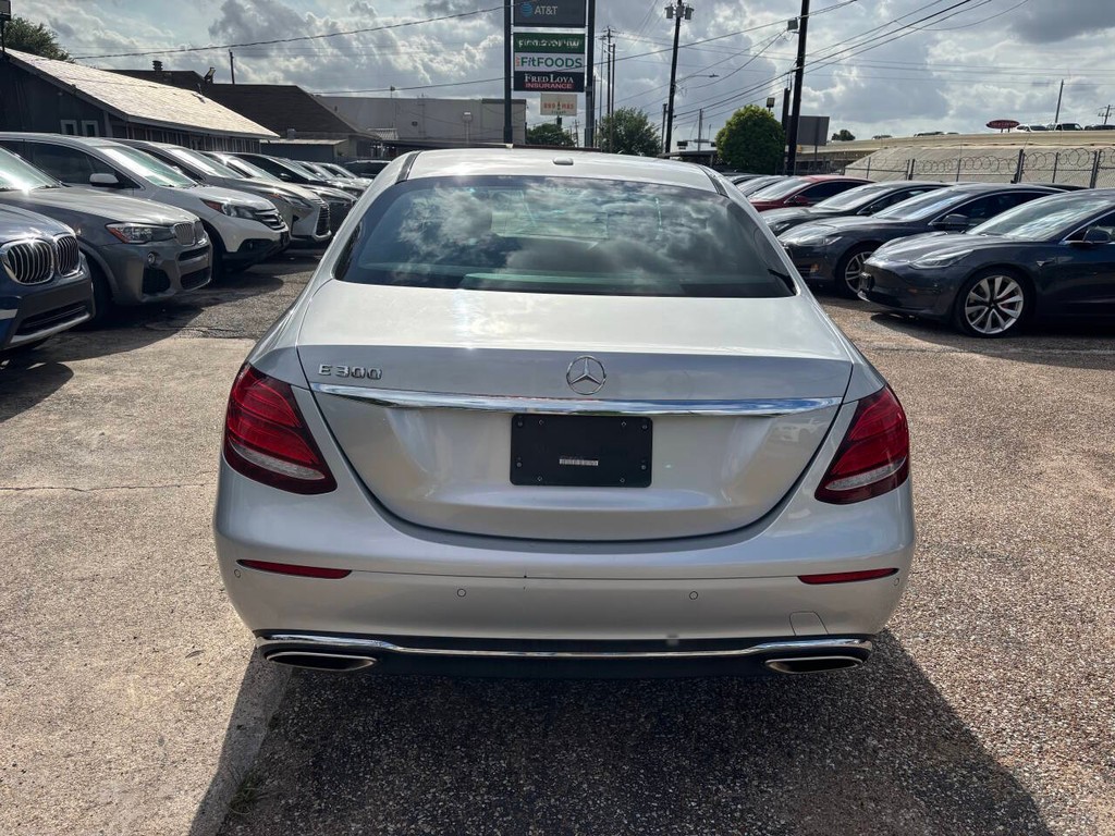 Mercedes-Benz E-Class Vehicle Full-screen Gallery Image 06