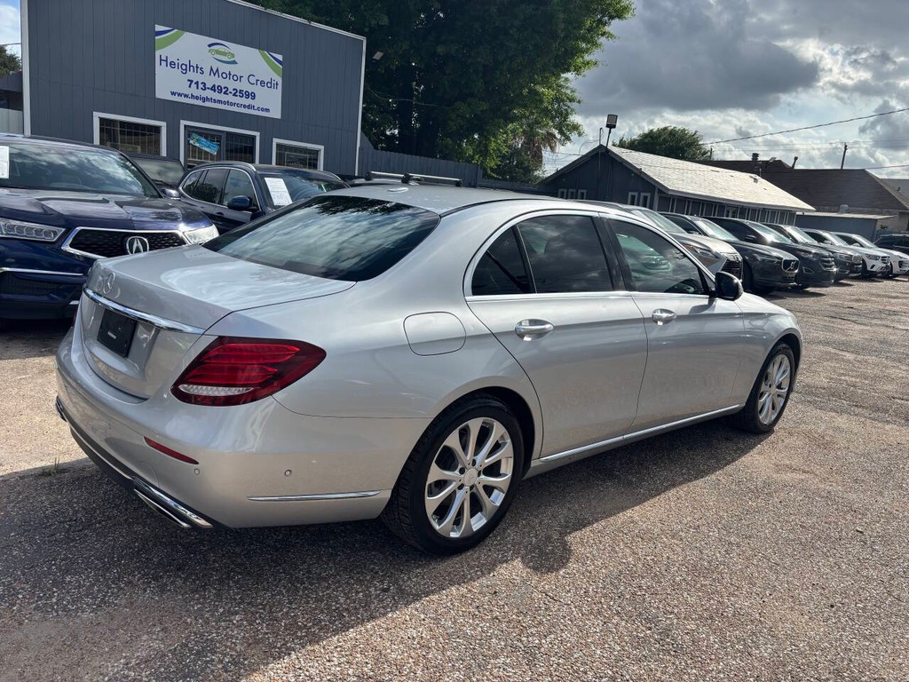 Mercedes-Benz E-Class Vehicle Full-screen Gallery Image 07
