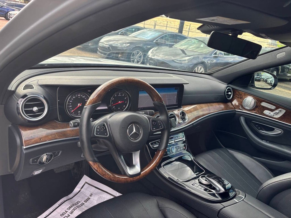 Mercedes-Benz E-Class Vehicle Full-screen Gallery Image 08