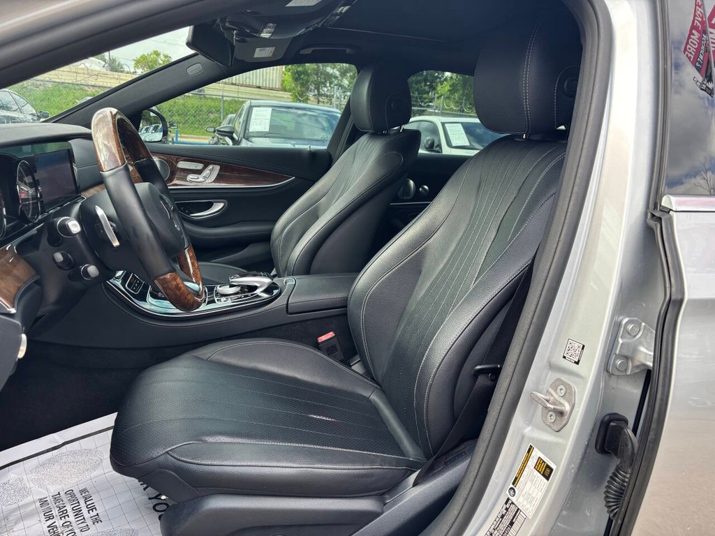 Mercedes-Benz E-Class Vehicle Full-screen Gallery Image 09