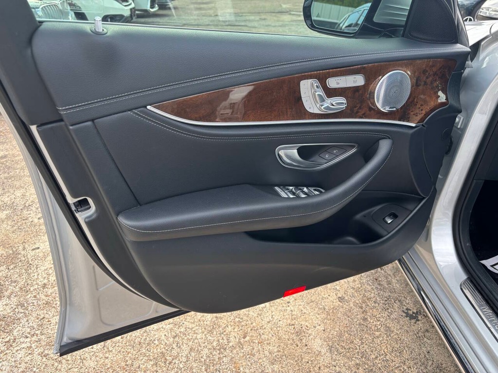 Mercedes-Benz E-Class Vehicle Full-screen Gallery Image 10
