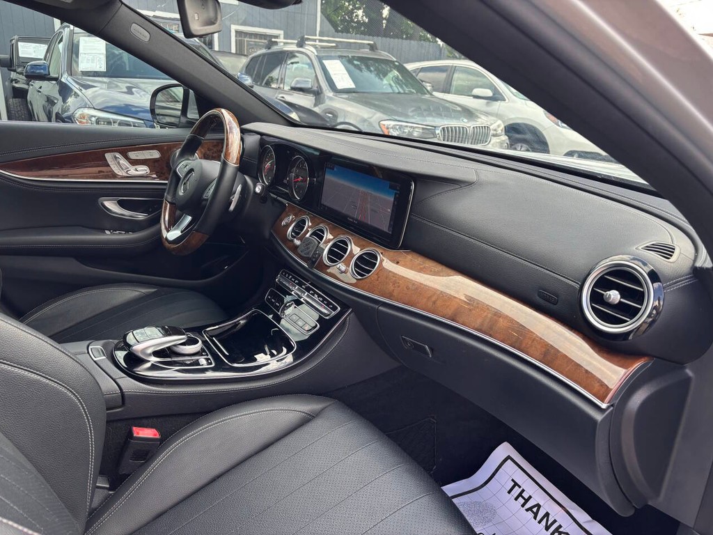 Mercedes-Benz E-Class Vehicle Full-screen Gallery Image 11