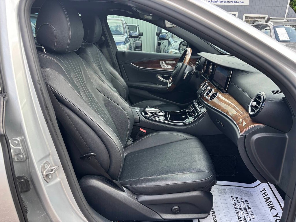 Mercedes-Benz E-Class Vehicle Full-screen Gallery Image 12