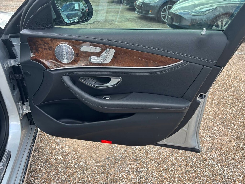 Mercedes-Benz E-Class Vehicle Full-screen Gallery Image 13