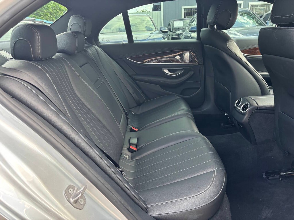 Mercedes-Benz E-Class Vehicle Full-screen Gallery Image 16