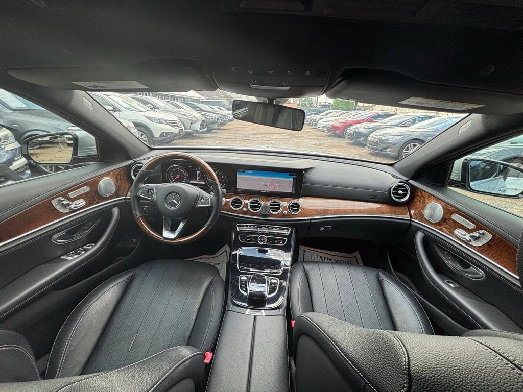 Mercedes-Benz E-Class Vehicle Full-screen Gallery Image 18
