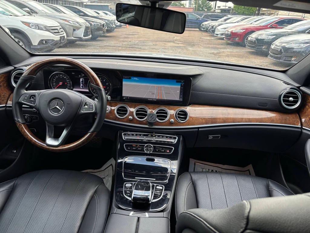 Mercedes-Benz E-Class Vehicle Full-screen Gallery Image 19