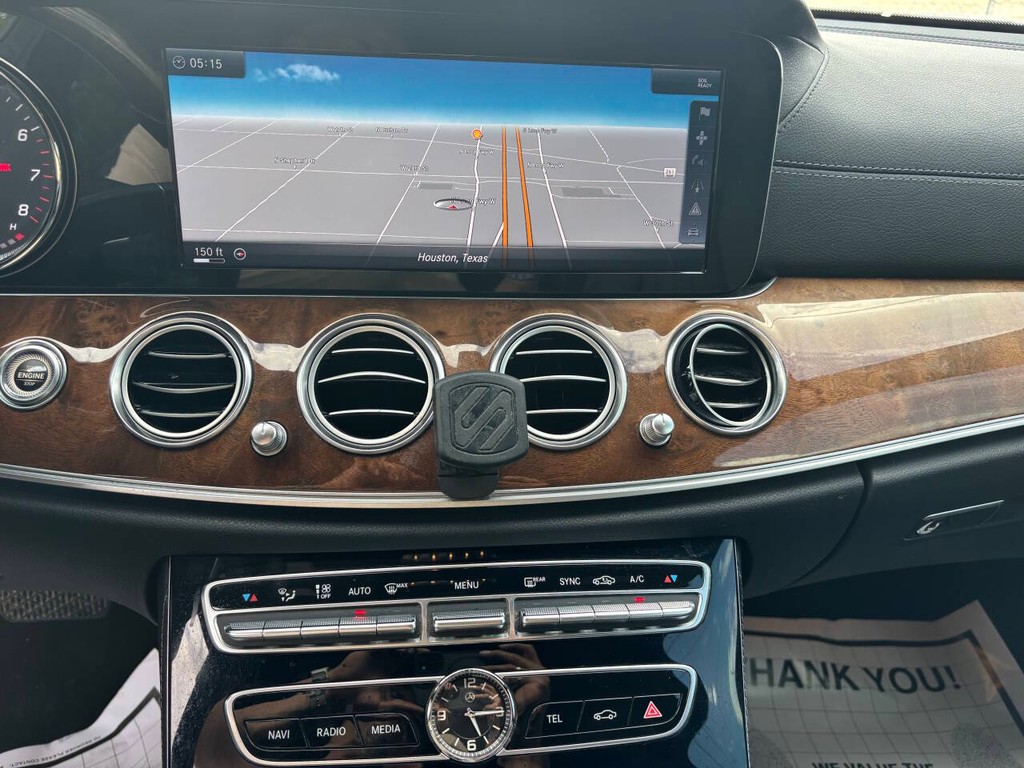 Mercedes-Benz E-Class Vehicle Full-screen Gallery Image 20