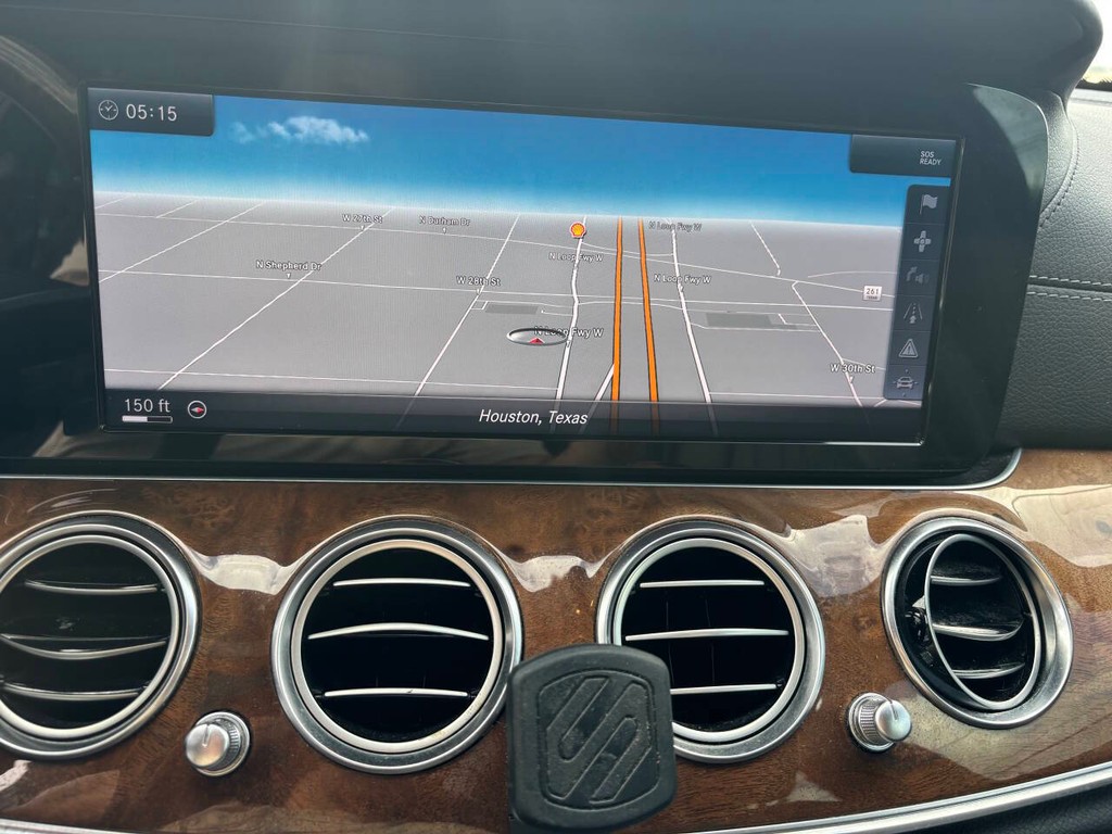 Mercedes-Benz E-Class Vehicle Full-screen Gallery Image 21