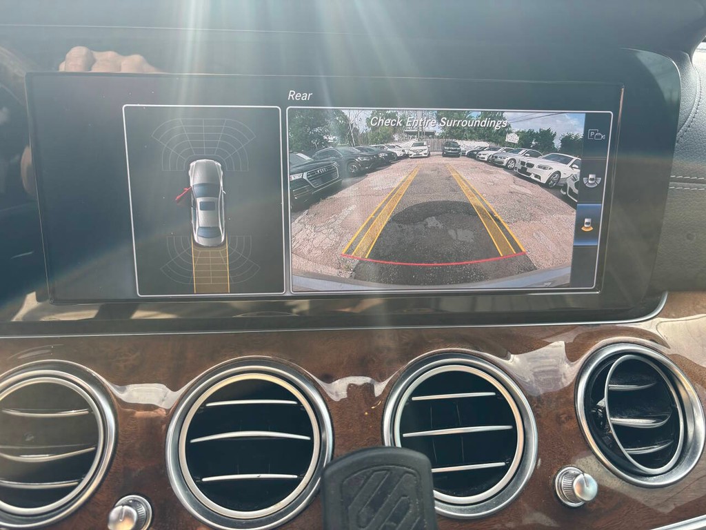 Mercedes-Benz E-Class Vehicle Full-screen Gallery Image 22