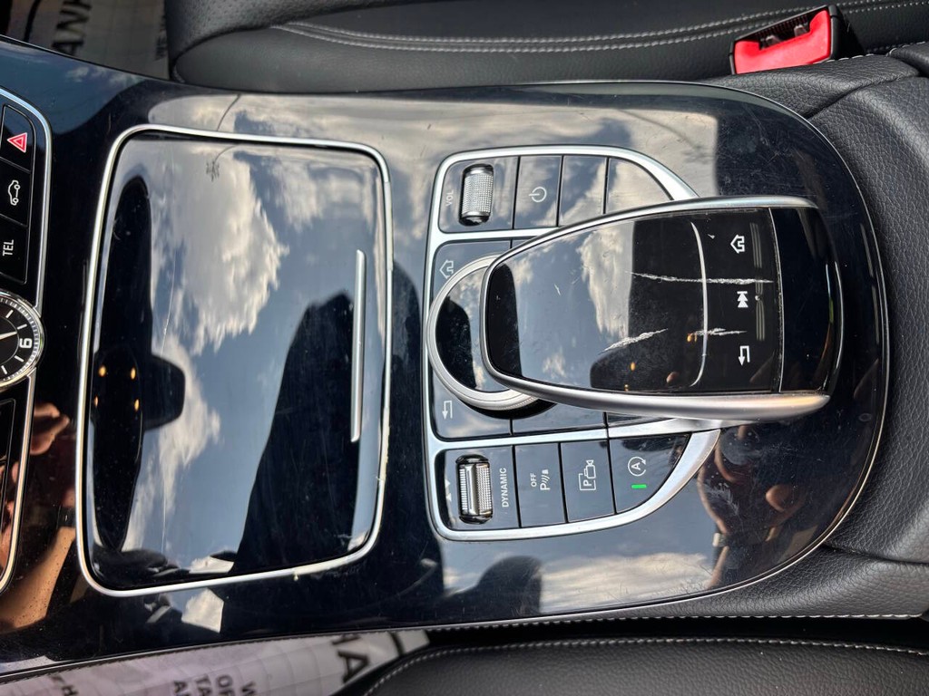 Mercedes-Benz E-Class Vehicle Full-screen Gallery Image 23