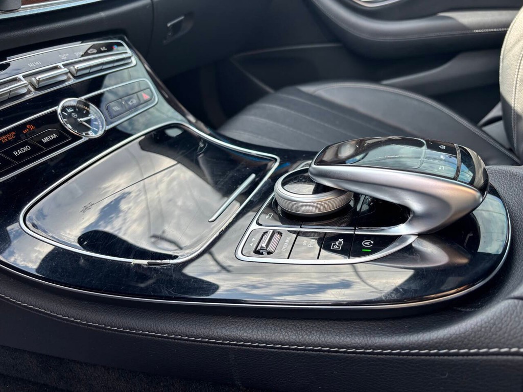 Mercedes-Benz E-Class Vehicle Full-screen Gallery Image 24