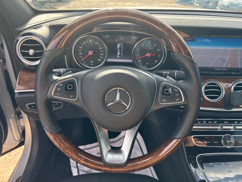 Mercedes-Benz E-Class Vehicle Full-screen Gallery Image 25
